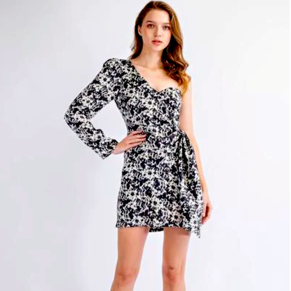 NWT🖤🖤🖤 SATIN PRINT ONE SHOULDER WRAP DRESS